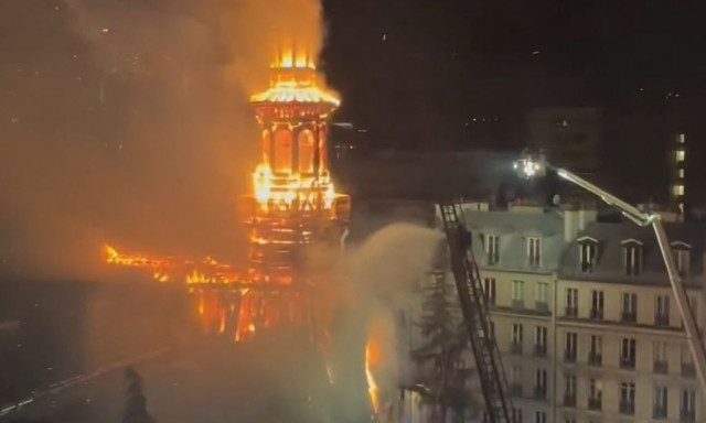 Πυρκαγιά σε ιστορικό δημαρχείο στο Παρίσι: Ξύπνησαν μνήμες από την Παναγία των Παρισίων