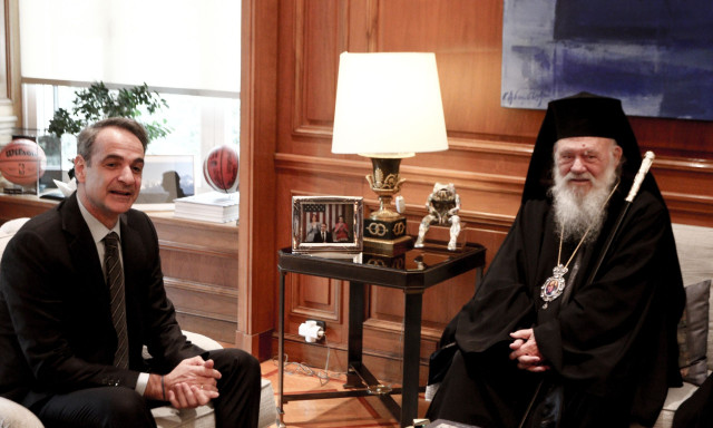 PM Mitsotakis receives Archbishop of Athens and All Greece Ieronymos