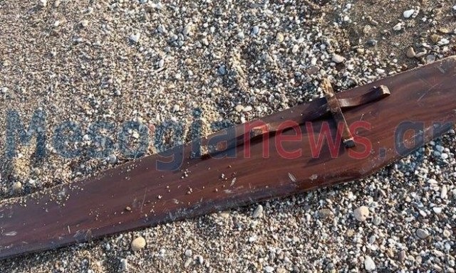 Κερατέα: Η θάλασσα ξέβρασε καπάκι από φέρετρο