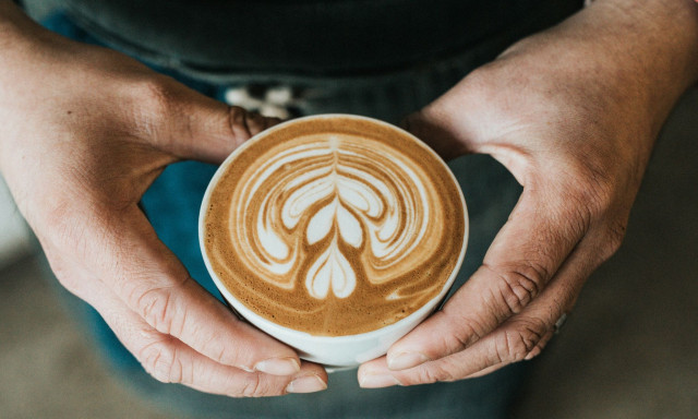 Coffee badging: Τι ακριβώς είναι και πώς επηρεάζει τις εργασιακές σας σχέσεις
