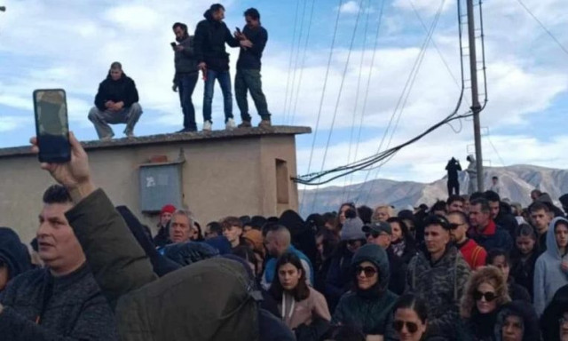 Καστοριά: Μεγάλες αντιδράσεις για να μην απομακρυνθεί τεράστιος Σταυρός - Παρέμβαση του Μητροπολίτη