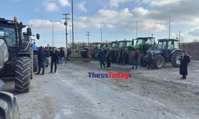 Θεσσαλονίκη: Αγρότες βγήκαν με τα τρακτέρ τους στον κόμβο Μαλγάρων