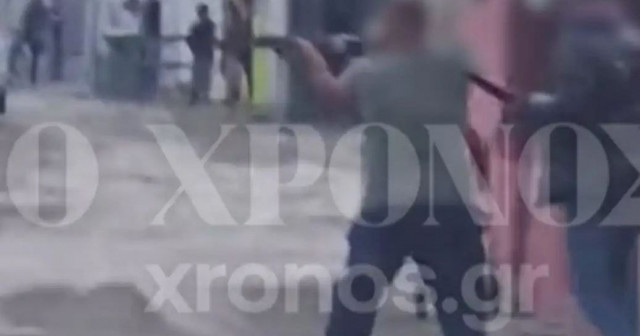 Κομοτηνή: Βίντεο από τη στιγμή που πατέρας και γιος ανοίγουν πυρ σε καταυλισμό