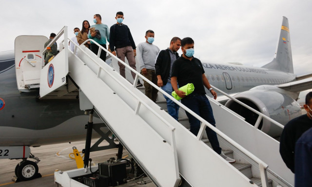 Κολομβία: Έστειλε στρατιωτικά αεροπλάνα στις ΗΠΑ να παραλάβουν απελαθέντες