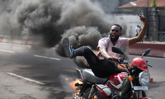 Κονγκό: Λεηλάτησαν και έκαψαν πρεσβείες στην πρωτεύουσα - Συνεχίζονται οι μάχες με τους αντάρτες