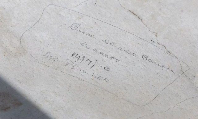 Ερωτικό ραβασάκι κρυμμένο 65 χρόνια στην οροφή παλιάς Βουλής αποκάλυψε η κακοκαιρία