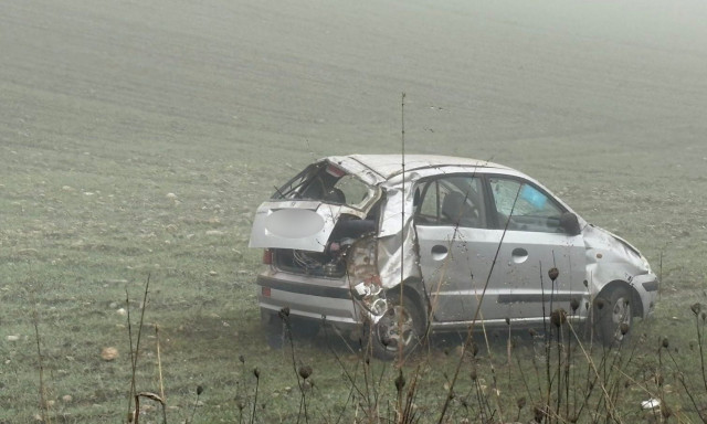 Λάρισα: Τροχαίο ατύχημα με τραυματισμό δύο γυναικών - Βγήκαν από την πορεία τους λόγω ομίχλης