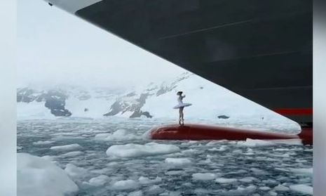 Ανταρκτική: Μπαλαρίνα γίνεται viral χορεύοντας στην πλώρη κρουαζιερόπλοιου