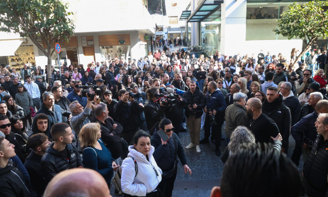 Ηράκλειο: Οργή λαού έξω από τα δικαστήρια - Τεράστια η κατακραυγή κατά την άφιξη των κατηγορούμενων