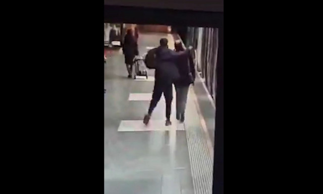 Γαλλία: Άντρας μαχαιρώθηκε από άγνωστο επειδή έπεσε πάνω του καταλάθος