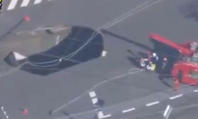 Ιαπωνία: Οδηγός παγιδευμένος για 24 ώρες σε τρύπα που κατάπιε το φορτηγό του