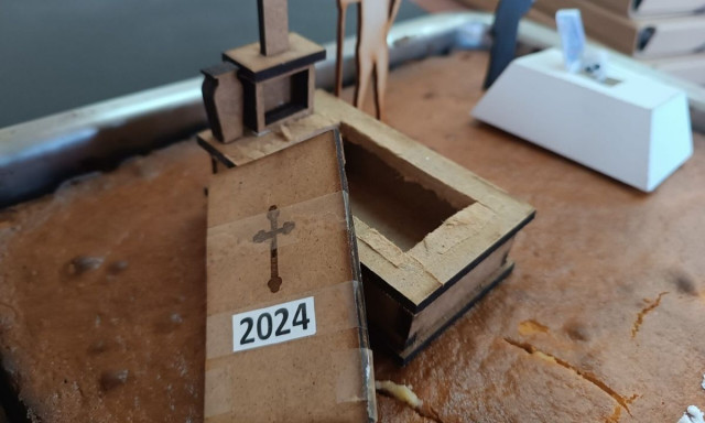 Αυτή είναι η πιο viral βασιλόπιτα της χρονιάς - Έχει πάνω τον Χάρο και φέρετρα