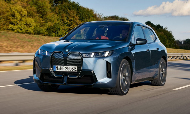Η BMW ανανέωσε αισθητά την iX