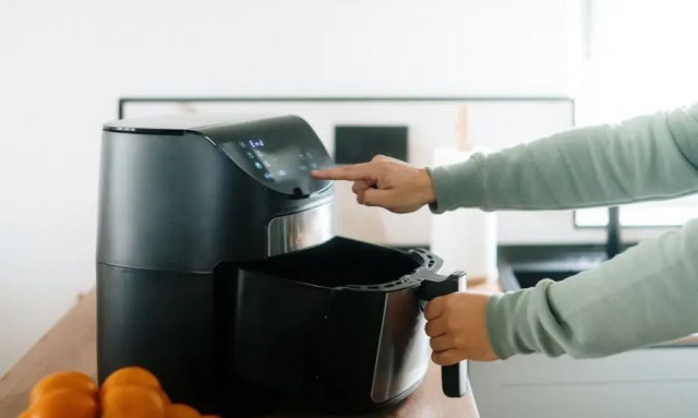 Air Fryer: Ούτε χλωρίνη, ούτε απορρυπαντικά - Πώς θα καθαρίσετε σωστά τη φριτέζα αέρος σας