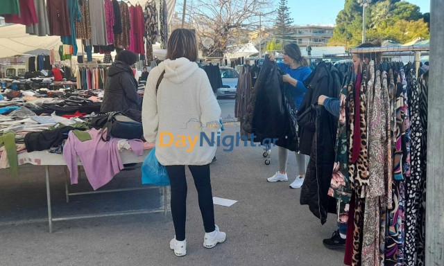 Στροφή στα ρούχα της λαϊκής – Οι Ρεθυμνιώτισσες, οι μεροκαματιάρηδες και οι… τουρίστες που ψωνίζουν