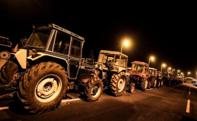 Λάρισα: Αγρότες έκλεισαν συμβολικά τον δρόμο προς Αγιά - Μοίρασαν μήλα στους διερχόμενους οδηγούς