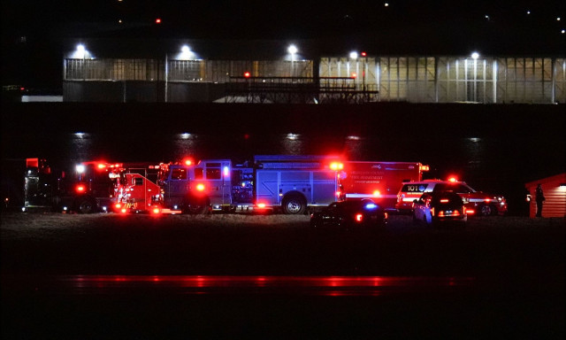 ΗΠΑ: Σύγκρουση αεροπλάνου με ελικόπτερο στην Ουάσινγκτον – Ανασύρουν νεκρούς από τον ποταμό Ποτόμακ