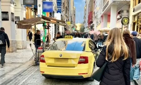 Απίστευτο περιστατικό στην Ερμού: Ταξί «εισέβαλε» στον πιο κεντρικό πεζόδρομο της Αθήνας