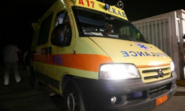 Τροχαίο με τραυματία το Μενίδι – Επιχείρηση της Πυροσβεστικής για τον απεγκλωβισμό του