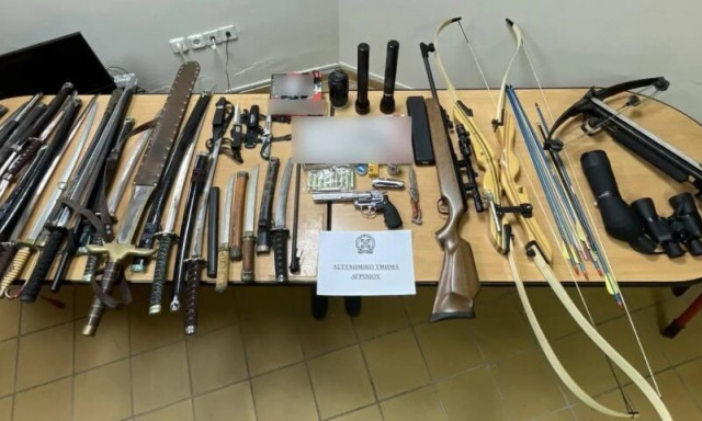 Άνδρας είχε οπλοστάσιο στο σπίτι του στο  Αγρίνιο– Βρήκαν από σπαθιά μέχρι τόξα και αμπούλες