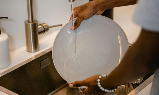 Δεν είναι σαπούνι ή απορρυπαντικό: αυτός είναι ο καλύτερος τρόπος για να πλύνετε τα πιάτα