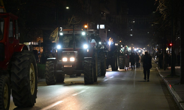Λάρισα: «Σείστηκε» το κέντρο από την εισβολή των αγροτών – Στην Κεντρική πλατεία τα τρακτέρ