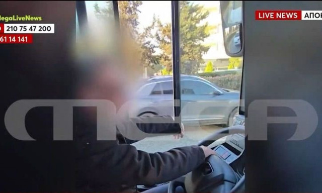 Εξοργιστικό βίντεο: Οδηγός λεωφορείου καπνίζει και μιλά στο κινητό παρά τα παράπονα επιβατών