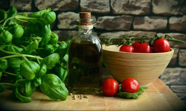 Γιατί το ελαιόλαδο «καίει» τον λαιμό - Πότε είναι ανησυχητικό