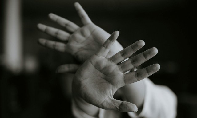 Φρίκη στην Πάτμο: 9χρονος έπεσε θύμα ξυλοδαρμού από τη μητέρα του και τον σύντροφό της