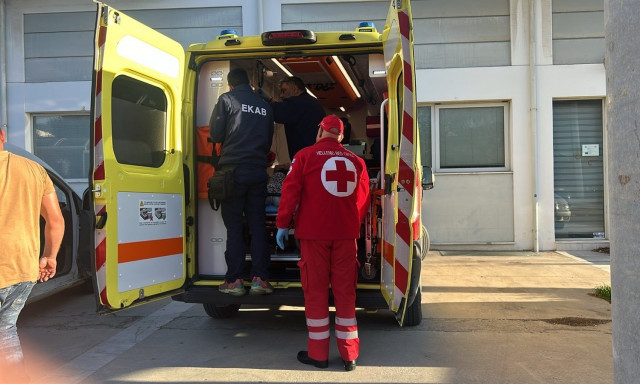 Γυναίκα γέννησε μέσα σε αυτοκίνητο στα Σπάτα - Εθελοντές του Ελληνικού Ερυθρού Σταυρού συνέδραμαν