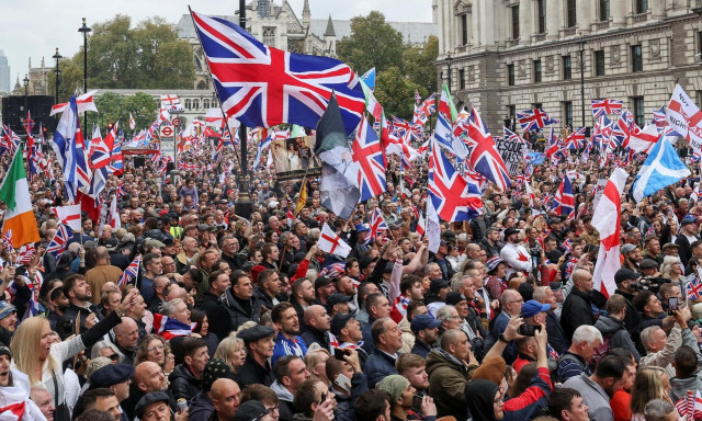 Λονδίνο: Ογκώδεις διαδηλώσεις υπέρ της αποφυλάκισης Ρόμπινσον - «Σε ευχαριστούμε Έλον Μασκ»