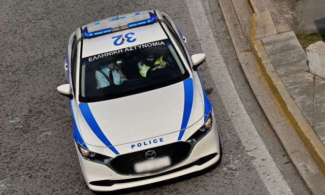 Επίθεση με μολότοφ εναντίον αστυνομικών στα Εξάρχεια – Δύο συλλήψεις, τραυματίας ένας αστυνομικός