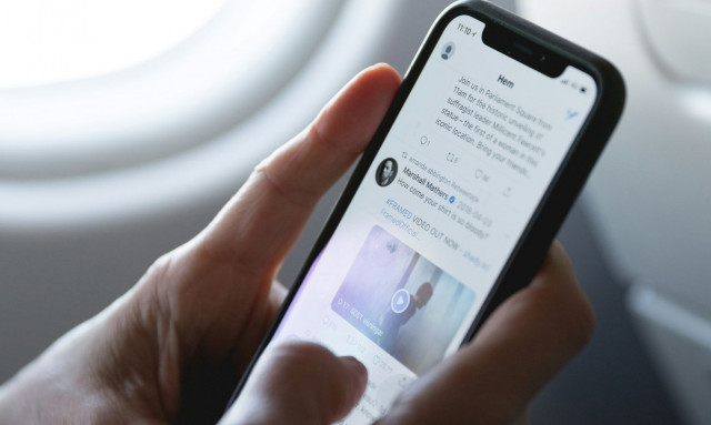 Πώς επηρεάζεται ο εγκέφαλός σας όταν περνάτε πολλές ώρες στο κινητό