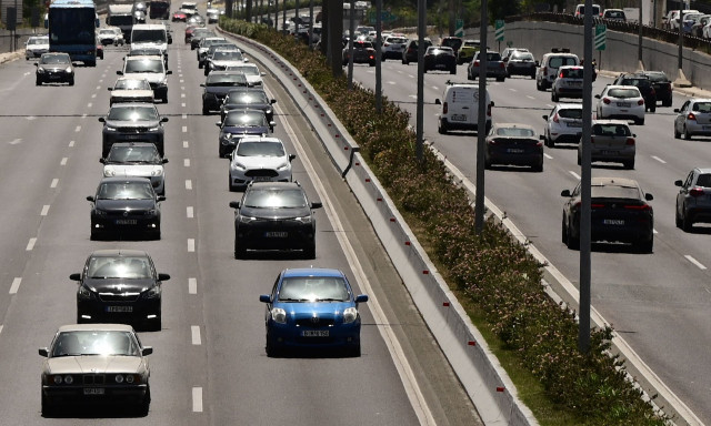 Τροχαίο στην παραλιακή στο ύψος του Αλίμου - Καθυστερήσεις στο ρεύμα προς Πειραιά