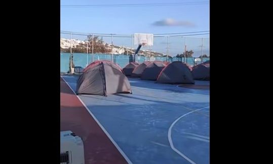 Σεισμοί στη Σαντορίνη: Αποκλειστικά για τις ανάγκες της ΕΜΑΚ οι σκηνές που έχουν στηθεί σε γήπεδο