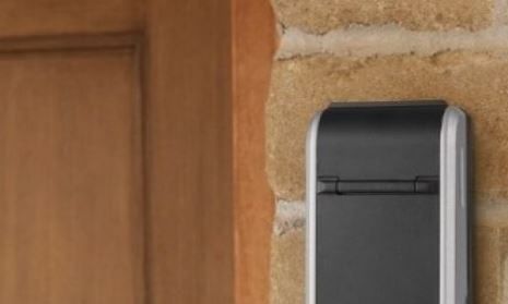 Ιταλία: Στο στόχαστρο οι «κλειδoθήκες» έξω από κτήρια με διαμερίσματα βραχυχρόνιας μίσθωσης