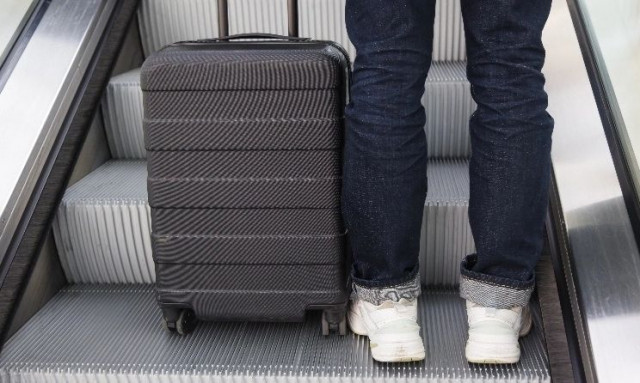 Αντίο στις βαλίτσες με ροδάκια: Η πόλη που θέλει να τις καταργήσει από τους δρόμους της