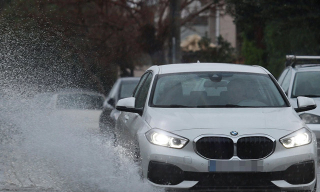 Κακοκαιρία - Αττική: Κλειστή η Πειραιώς στο ύψος της Χαμοστέρνας