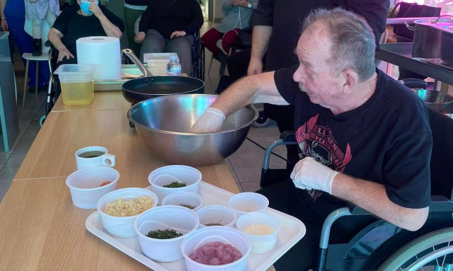 Ηλίας Μαμαλάκης: Μαγείρεψε για τους ασθενείς του νοσοκομείου όπου νοσηλεύεται