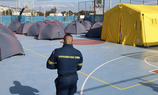 Σαντορίνη: Οι κάτοικοι κοιμούνται στα αυτοκίνητα - «Φοβόμαστε, θέλουμε να φύγουμε», λέει κάτοικος