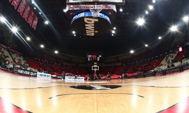 Ολυμπιακός: Πλημμύρισε και πάλι το ΣΕΦ λόγω καταιγίδας - Κουβάδες και νάιλον στο παρκέ