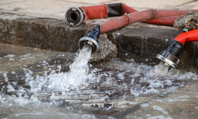 Έσπασε αγωγός στη Μεσογείων - «Ποτάμι» ο δρόμος