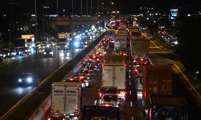 Τετραπλή καραμπόλα στον Κηφισό στη γέφυρα Βρυούλων - Καθυστερήσεις στο σημείο