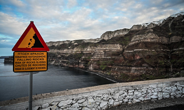 Σαντορίνη: Ανησυχία από την κατολίσθηση - Τι προβλέπουν οι ειδικοί και ο ρόλος των σεισμών