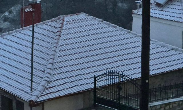 Λάρισα: Με χιόνια και χαμηλές θερμοκρασίες ξύπνησαν τα ορεινά χωριά