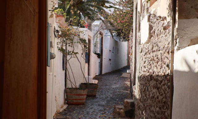 International research team installs underwater seismographs in Santorini to study Kolumbo volcano