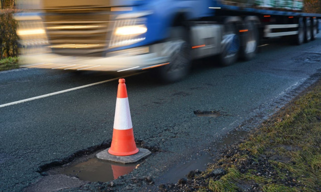 Βρετανοί επιστήμονες αναπτύσσουν έξυπνη εφεύρεση για να πουν αντίο στις λακκούβες