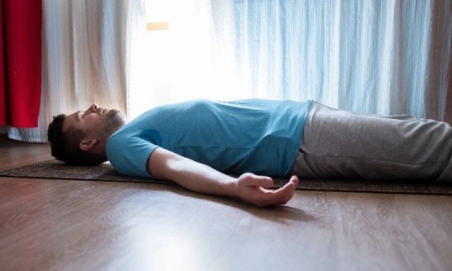 Floor Time: Γιατί οι χρήστες του TikTok ξαπλώνουν καθημερινά στο πάτωμα