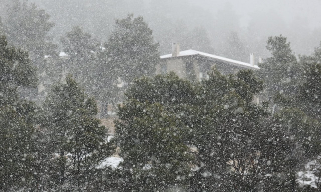 Καιρός: Χιονίζει στην Πάρνηθα - Πού αλλού θα δουν «άσπρη μέρα»