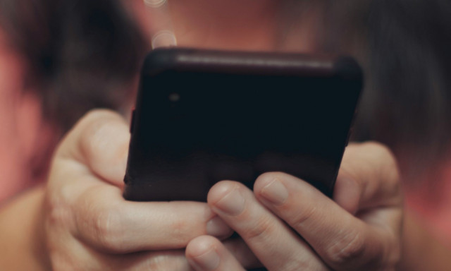 Το πρώτο smartphone στον κόσμο που αλλάζει χρώμα... με το κρύο